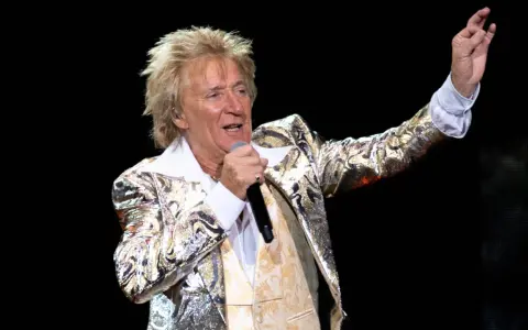 Rod Stewart rockt die Bühne in Berlin mit seinem glitzernden Jackett und voller Energie.