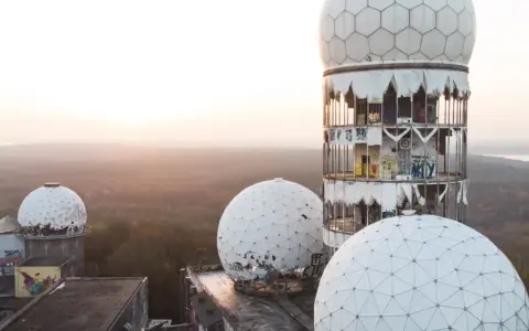 Teufelsberg Aussicht: Verlassene Radome und Türme auf einem Hügel, umgeben von Wald. Ein mystischer Ort mit Geschichte.