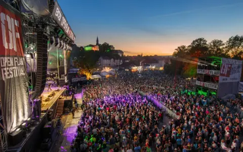 Ein riesiges Open Air Festival mit tausenden Besuchern. Die Bühne ist beleuchtet, die Menge feiert. Heute sind hier tolle Konzerte!