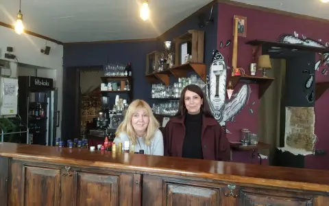 Zwei Frauen hinter einer Theke, bereit für Gäste. Hier gibt es Zimt und Zunder für jeden Geschmack.