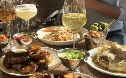Leckeres Essen und Getränke im yamyam Berlin: geröstete Kartoffeln, Blumenkohl, Oliven und Cocktails.