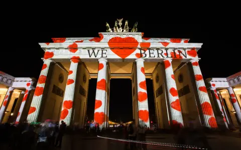 Brandenburger Tor in der city of lights Berlin, beleuchtet mit roten Herzen und der Aufschrift "WE ❤️ BERLIN".