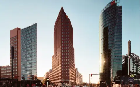 Moderne Architektur am Potsdamer Platz: Ein Blick auf die Skyline mit dem markanten roten Turm und dem gläsernen Sony Center.