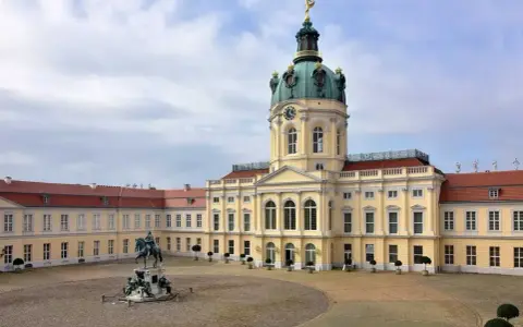 Das Schloss Charlottenburg, eines der schönsten Paläste in Berlin, mit seinem Reiterstandbild im Innenhof.