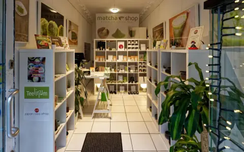 Innenansicht eines japanischen Teeladens in Berlin. Regale voller Matcha-Produkte und grüner Tee-Sorten.