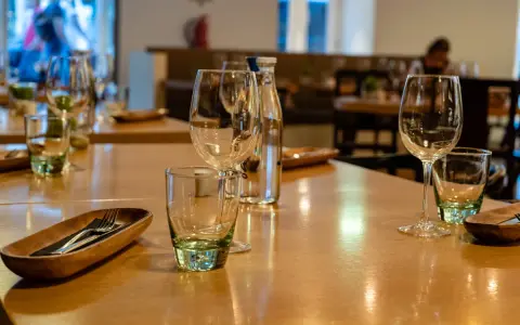 Gedeckter Tisch mit Gläsern und Besteck. Hier kann man entspannt glutenfrei essen und genießen.