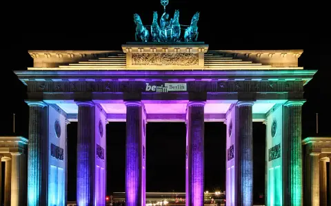 Brandenburger Tor in bunten Farben beleuchtet, ein magischer Anblick bei der festival of lights tour.