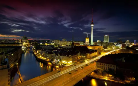 Berlin bei Nacht: Fernsehturm, Dom und Spreeufer. Ein Blick von einem der vielen Aussichtspunkte Berlins.