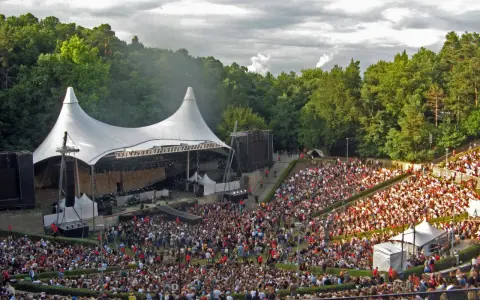 Ein großes Open-Air-Konzert mit tausenden Fans. Man kann sich vorstellen, wie Roland Kaiser 2026 hier auftreten wird.