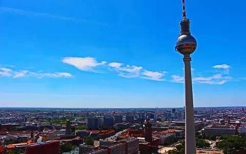 Blick von der Park Inn Aussichtsplattform über Berlin. Der Fernsehturm ragt in den blauen Himmel.