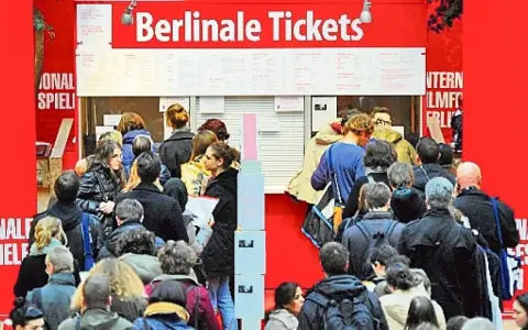 Menschen stehen Schlange am **Berlinale Publikumstag** vor dem Ticketschalter.