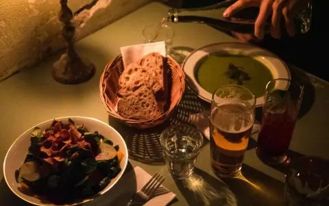 Gemütliches Abendessen in Berlin: Salat, Suppe, Brot und Getränke. Ein perfekter Abend für Mausi in Berlin.