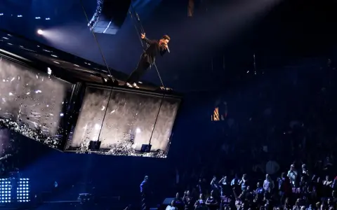 Justin Timberlake singt auf einer schwebenden Bühne in Berlin, während das Publikum begeistert zusieht.