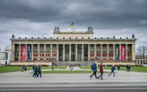 Das Alte Museum in Berlin, ein möglicher Tribute von Panem Drehort, mit der ukrainischen Flagge und Besuchern.
