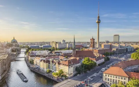 Berlin-Skyline mit Fernsehturm, Dom und Spree. Perfekt für eure Wochenendtipps Berlin!