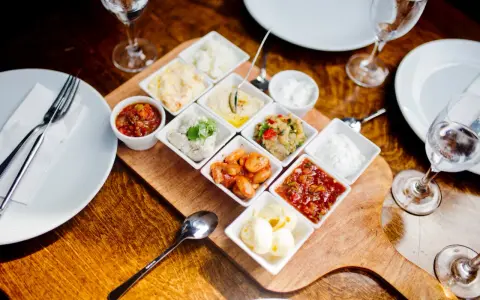 Meze-Platte mit verschiedenen Dips und Beilagen, wie Hummus und Salsa, serviert im Hasir Kreuzberg.