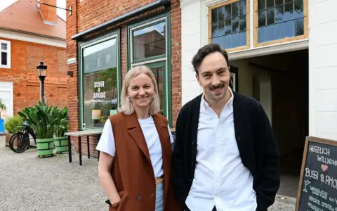 Zwei Personen vor dem "Bussi & Amore" im Holländischen Viertel Potsdam.