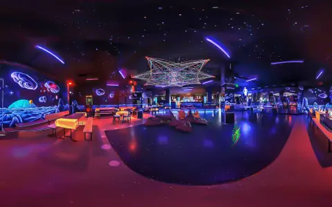 Einzigartige **Schwarzlicht Insel Berlin** mit neonfarbenen Wandmalereien, Sternenhimmel und futuristischer Deko. Perfekt für eine abgefahrene Party.