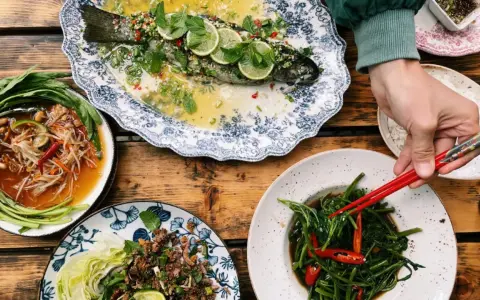 Bangkok Bites Berlin: Ein Festmahl mit gedünstetem Fisch, Papayasalat und Wasserspinat.