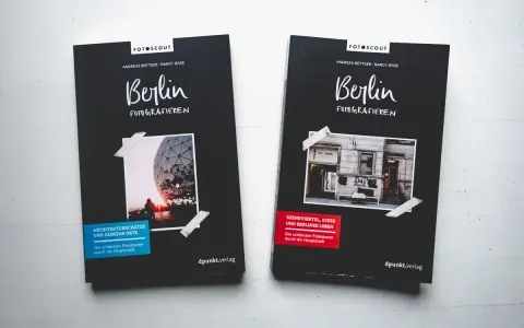 Zwei Bücher "Berlin Fotografieren" mit Tipps für Fotospots Berlin. Eines zeigt Architektur, das andere Szenenviertel.