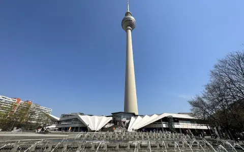 Fernsehturm und Brunnen am Alexanderplatz, ein Muss, wenn man cosa vedere a Berlino sucht.