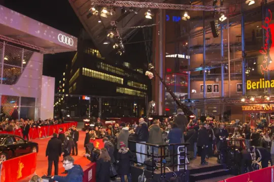 Roter Teppich vor dem Berlinale Palast, wo die Stars bei den Filmfesten in Berlin eintreffen. Menschenmassen und Kameras warten auf die Ankunft.