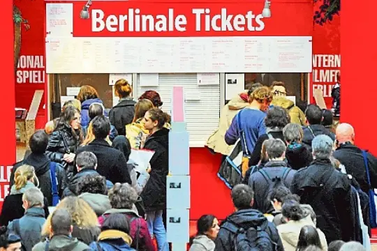 Menschen stehen Schlange am **Berlinale Publikumstag** vor dem Ticketschalter.