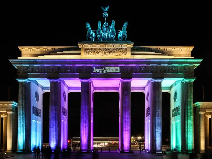 Brandenburger Tor in bunten Farben beleuchtet, ein magischer Anblick bei der festival of lights tour.