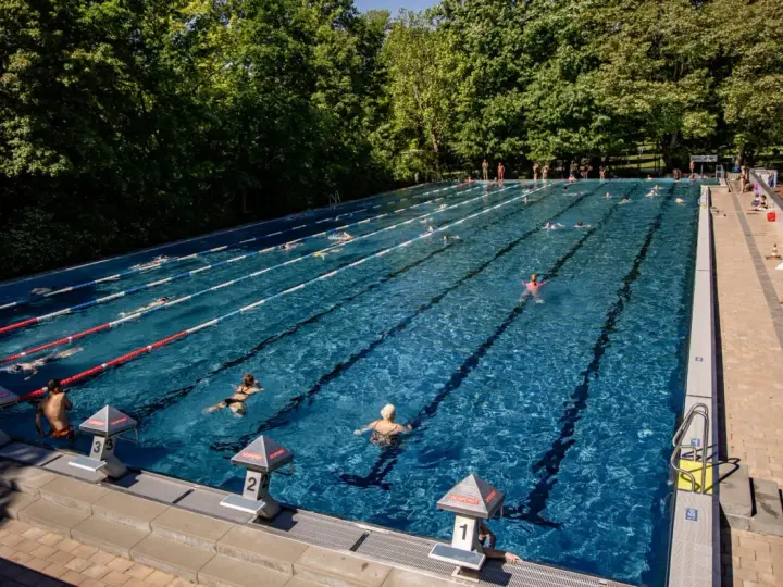 Menschen genießen das Tegeler See baden in einem Freibad mit Bahnen.